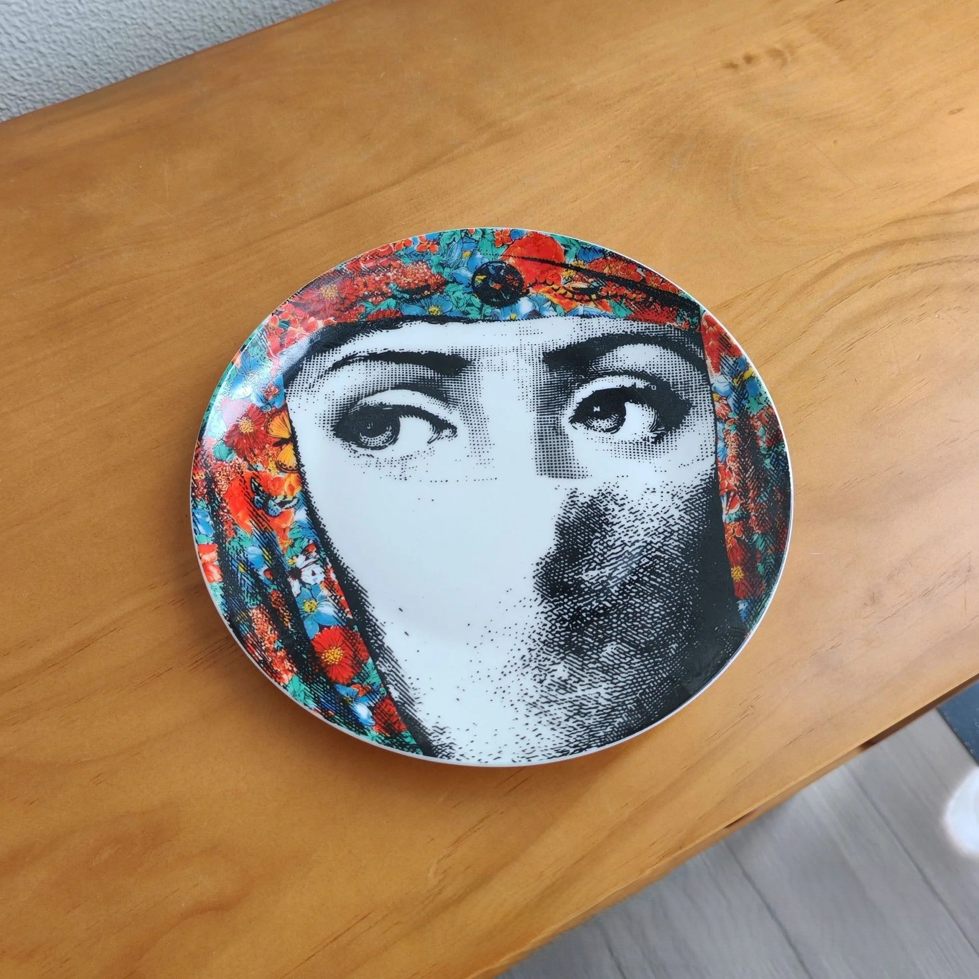 VyloEyes: Italian Vintage Face Wall Plate