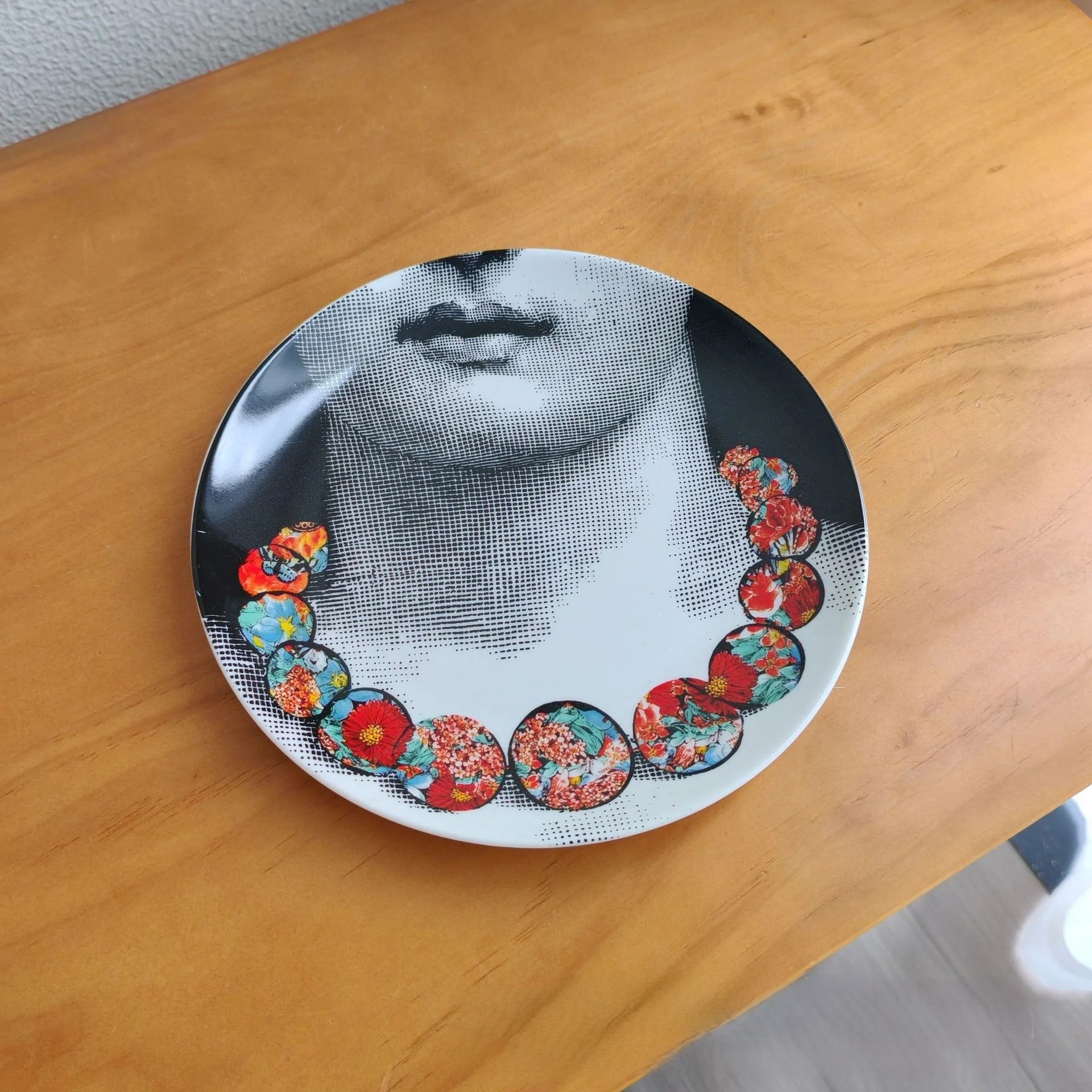 VyloEyes: Italian Vintage Face Wall Plate