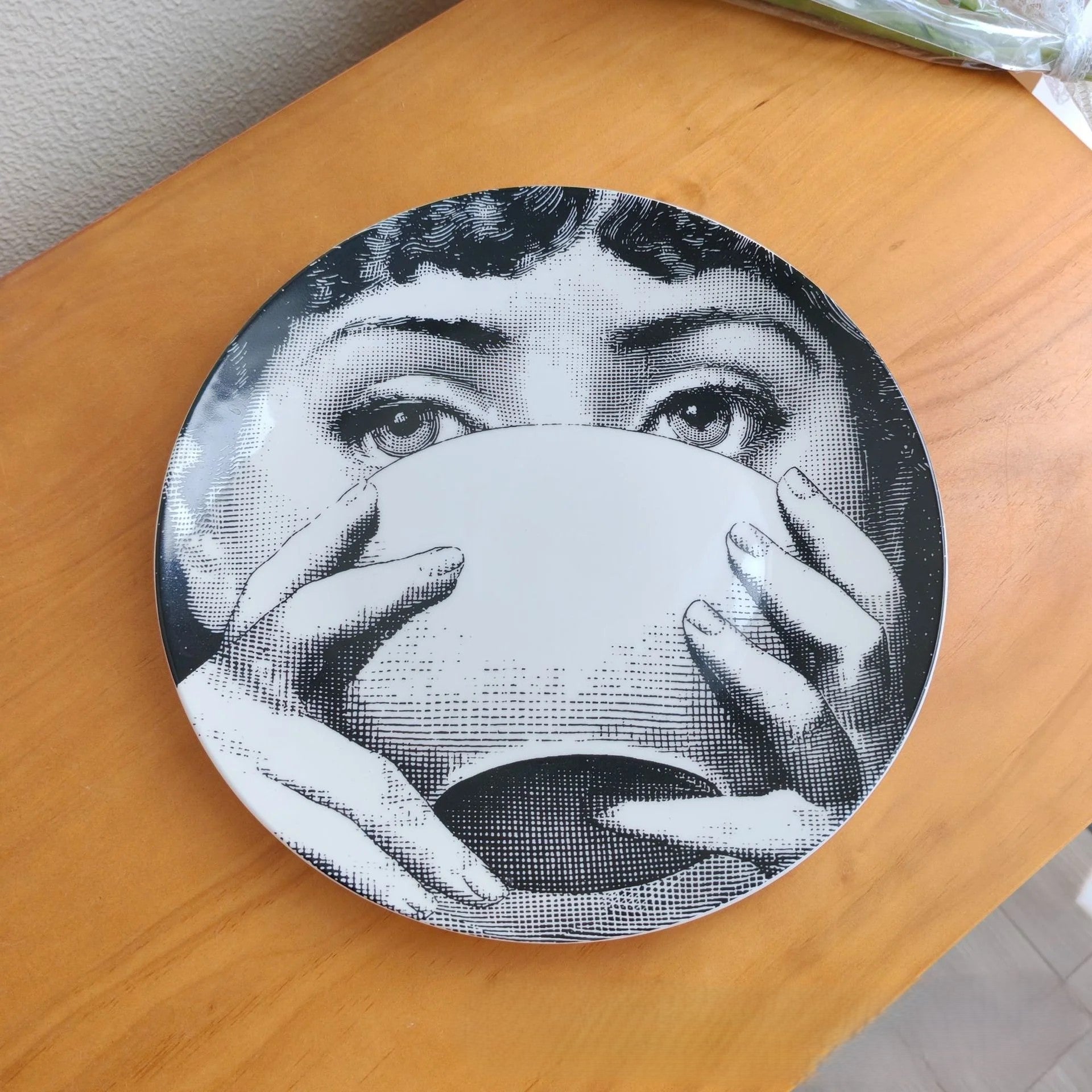 VyloEyes: Italian Vintage Face Wall Plate