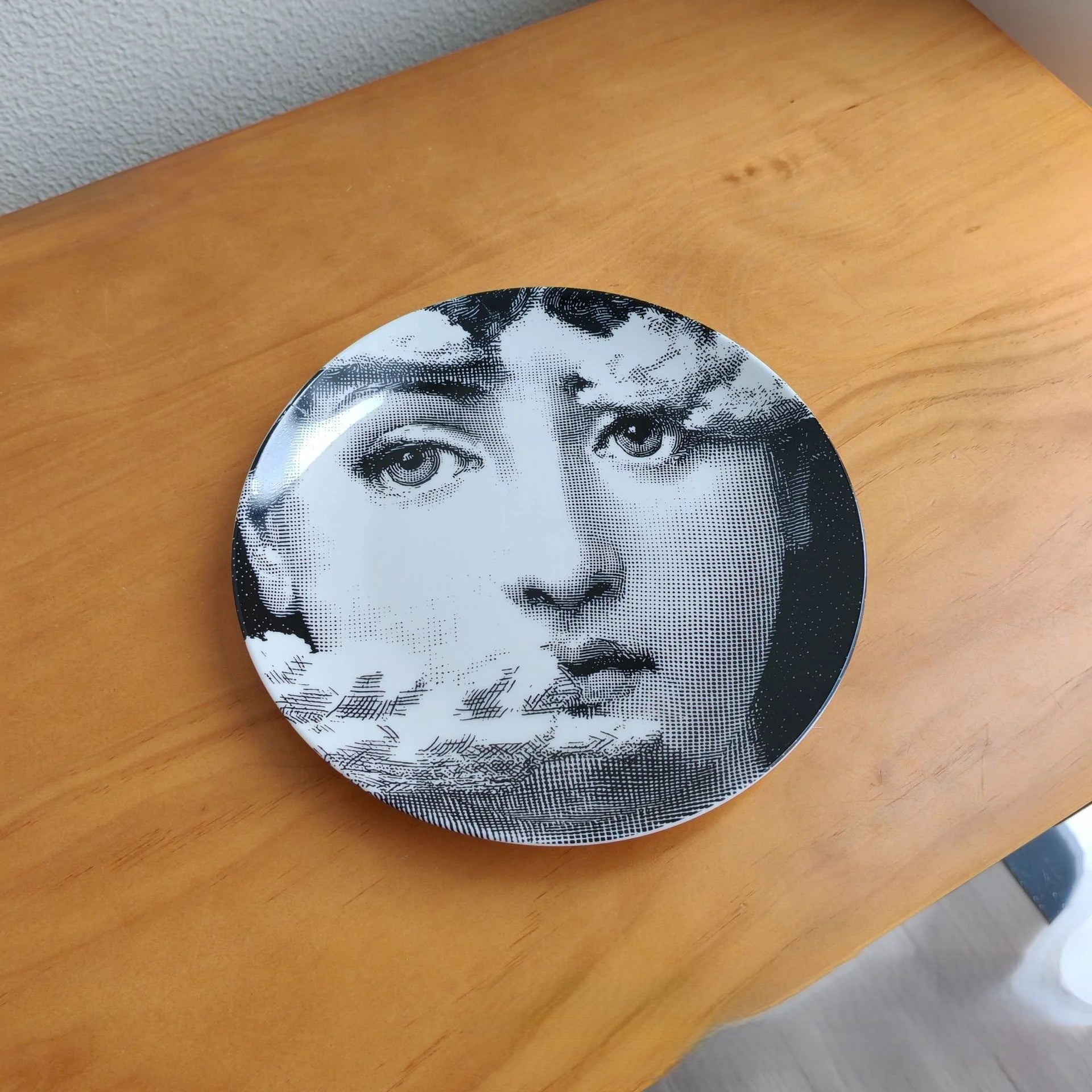 VyloEyes: Italian Vintage Face Wall Plate