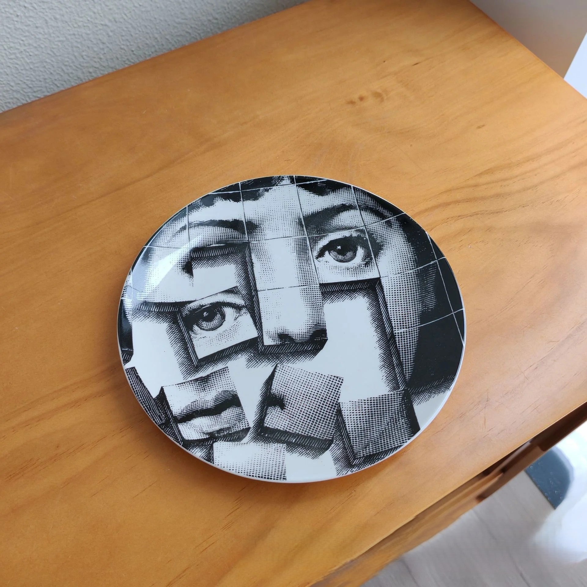 VyloEyes: Italian Vintage Face Wall Plate