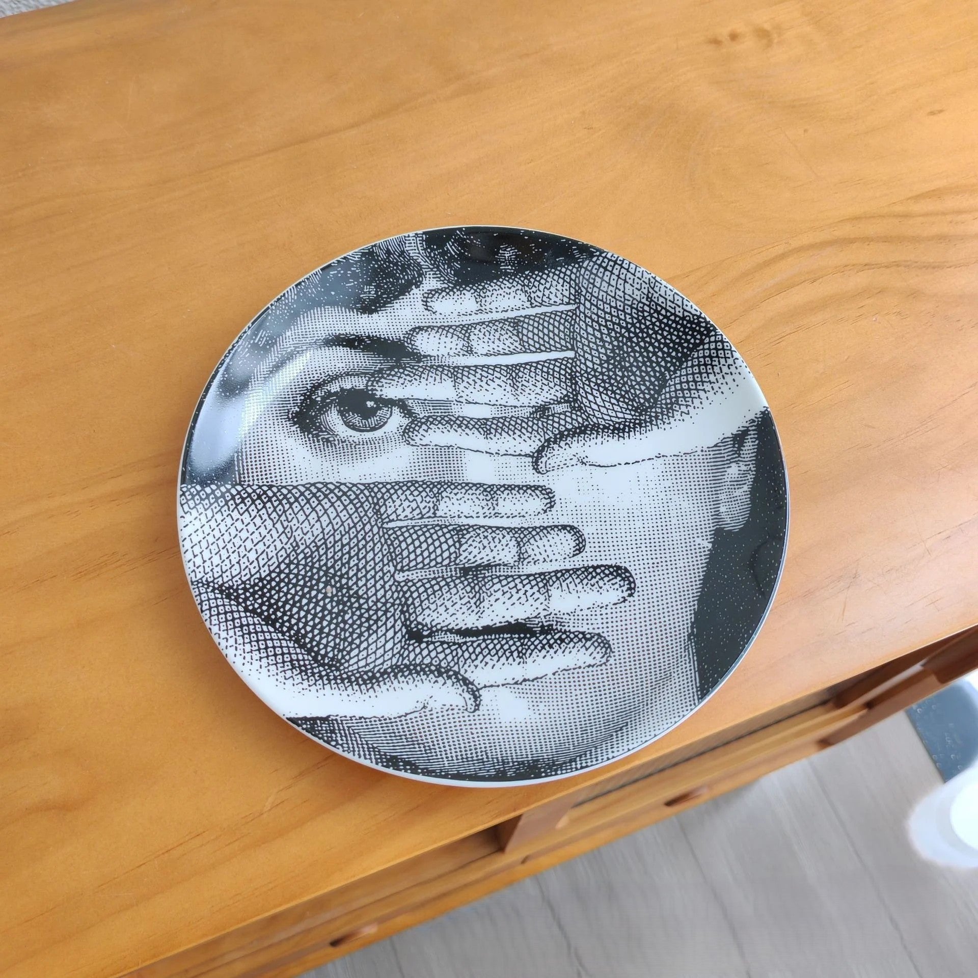 VyloEyes: Italian Vintage Face Wall Plate